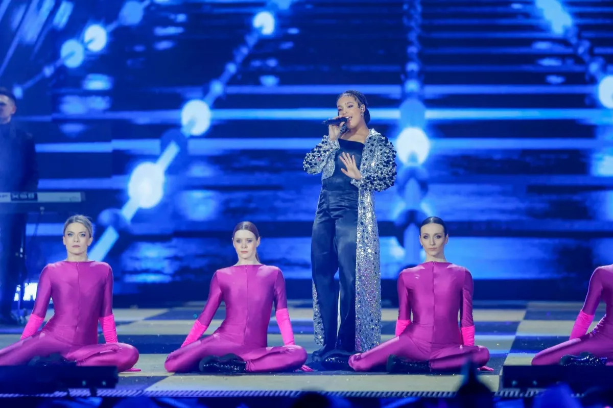 Tancerki Egurrola Dance Agency na jednej scenie z Sarą James!
